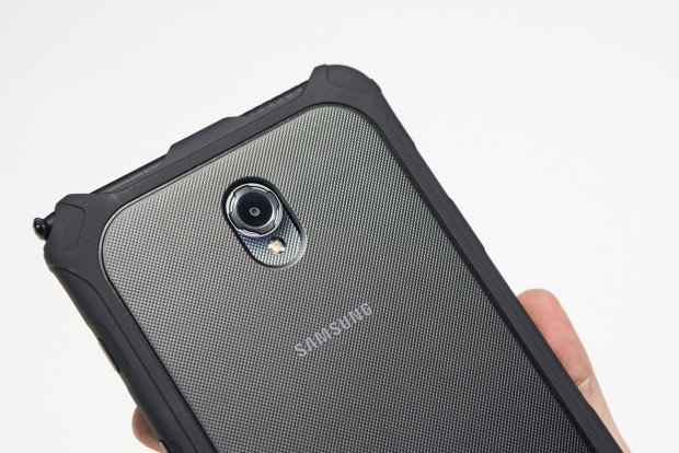 Das Tablet ist vor Wasser und Staub geschützt und kann Stürze aus bis zu 1,2 Metern aushalten. (Bild: Fabian Hamacher/Golem.de)